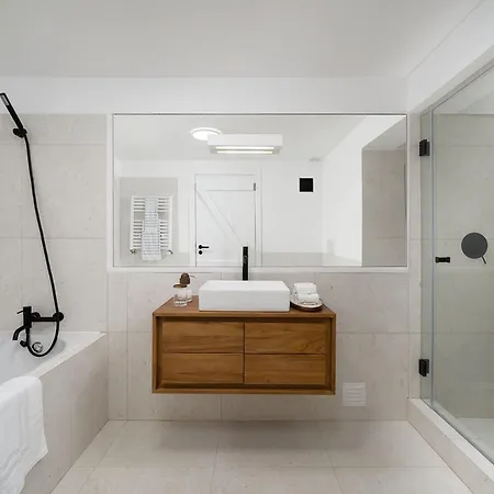 2 Bdr With Ocean-view Shared Pool, Luz, Lagos Luz