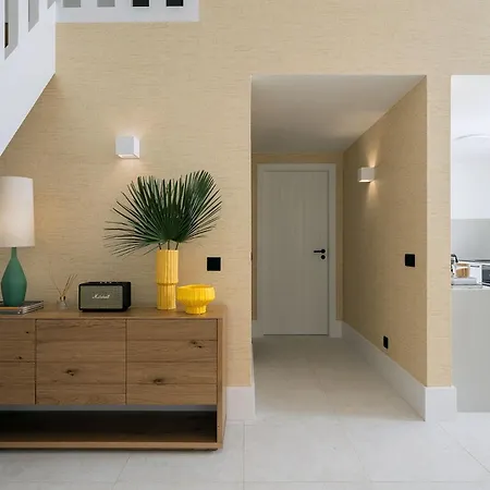 2 Bdr With Ocean-view Shared Pool, Luz, Lagos Luz