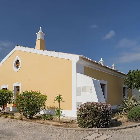 Holiday home 2 Bdr With Ocean-view Shared Pool, Luz, Lagos *